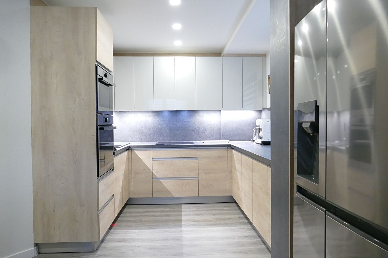 Realizace kuchyně na míru v panelovém domě , provedení bílá matná a tmavý beton