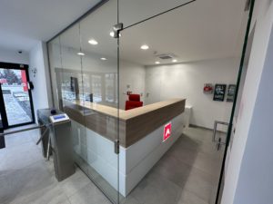 Vybavení kancelářských prostor - recepční pult