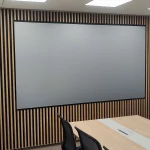 akustický panel se vloženým projekčním plátnem pro projekci