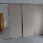 Vestavěná skříň se zrcadlovými dveřmi