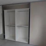 vestavěná skříň s uložnýmy prostory pro šaty