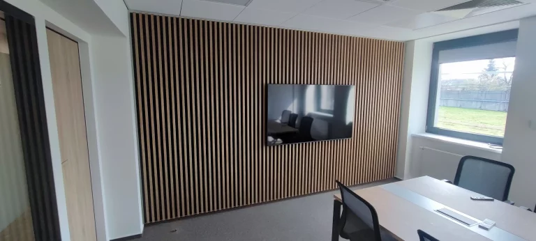 Designová akustická stěna je speciálně navržený prvek interiérového designu, který kombinuje estetiku a funkčnost. Jejím hlavním cílem je snížit odrazy zvuku a tlumit hluk v prostoru, což přispívá k lepší akustice a komfortu uživatelů.