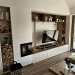 Stylizovaná obývací sestava: Inovativní uspořádání skříněk do výklenku.
